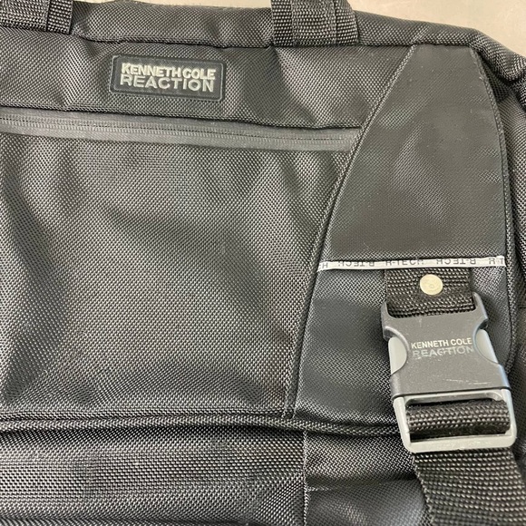 Kenneth Cole Reaction R-Tech Laptop Messenger Bag Black - Picture 4 of 8